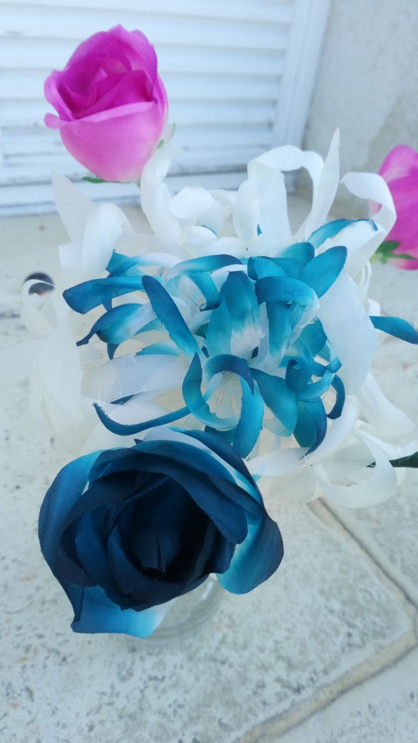 Bouquet rose bleu, et bouton de rose rose pivoine